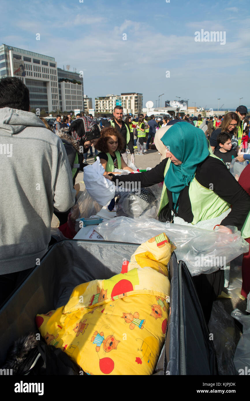 Marytrs' Square, Beirut, Libano, 26 Nov 2017 volontari che lavorano presso la Dafa campagna per raccogliere e distribuire le donazioni per il siriano i rifugiati e le persone in stato di bisogno. Beirut, Libano, Credito: Mohamad Itani / Alamy Live News Foto Stock
