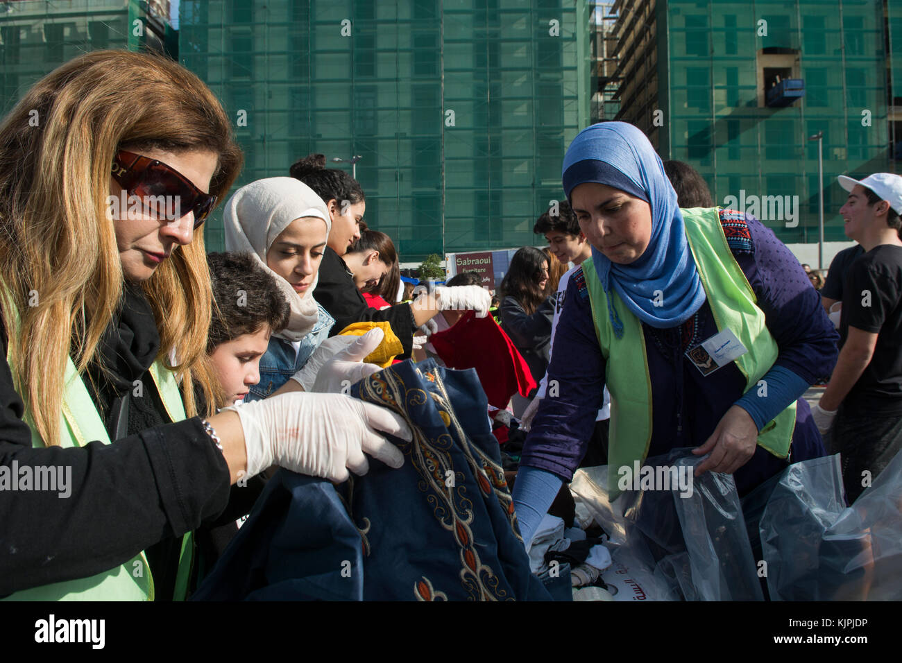 Marytrs' Square, Beirut, Libano, 26 Nov 2017 volontari che lavorano presso la Dafa campagna per raccogliere e distribuire le donazioni per il siriano i rifugiati e le persone in stato di bisogno. Beirut, Libano, Credito: Mohamad Itani / Alamy Live News Foto Stock