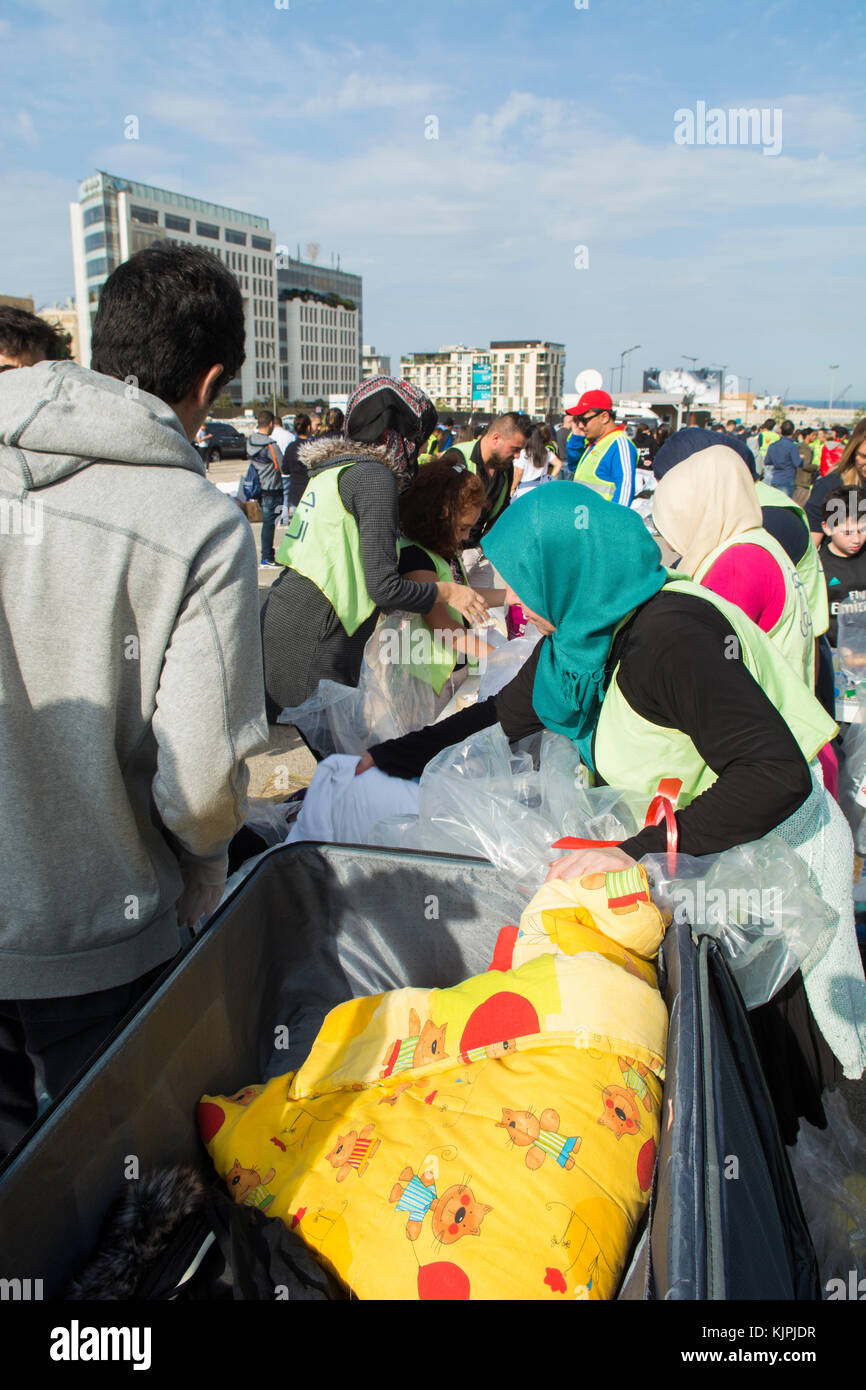 Marytrs' Square, Beirut, Libano, 26 Nov 2017 volontari che lavorano presso la Dafa campagna per raccogliere e distribuire le donazioni per il siriano i rifugiati e le persone in stato di bisogno. Beirut, Libano, Credito: Mohamad Itani / Alamy Live News Foto Stock