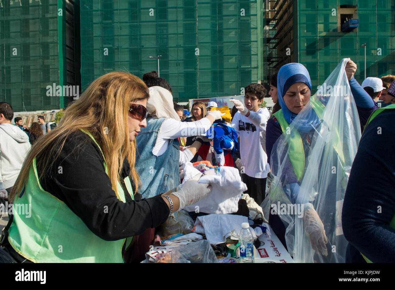 Marytrs' Square, Beirut, Libano, 26 Nov 2017 volontari che lavorano presso la Dafa campagna per raccogliere e distribuire le donazioni per il siriano i rifugiati e le persone in stato di bisogno. Beirut, Libano, Credito: Mohamad Itani / Alamy Live News Foto Stock