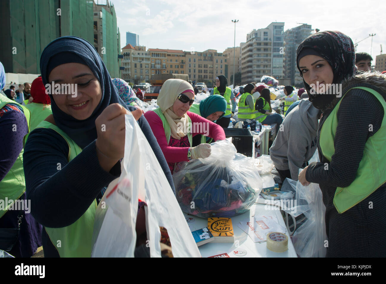 Marytrs' Square, Beirut, Libano, 26 Nov 2017 volontari che lavorano presso la Dafa campagna per raccogliere e distribuire le donazioni per il siriano i rifugiati e le persone in stato di bisogno. Beirut, Libano, Credito: Mohamad Itani / Alamy Live News Foto Stock