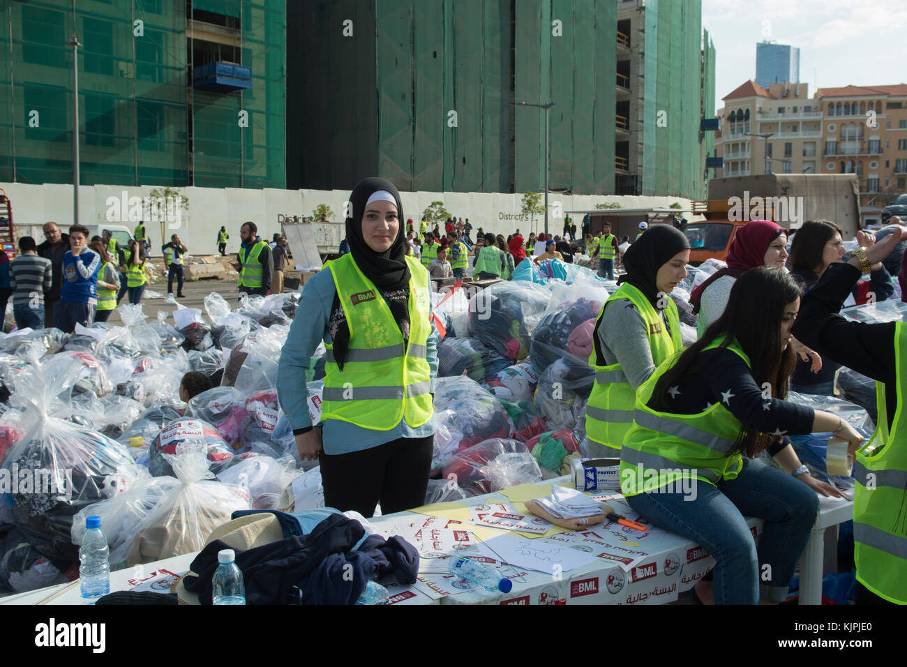 Marytrs' Square, Beirut, Libano, 26 Nov 2017 volontari che lavorano presso la Dafa campagna per raccogliere e distribuire le donazioni per il siriano i rifugiati e le persone in stato di bisogno. Beirut, Libano, Credito: Mohamad Itani / Alamy Live News Foto Stock