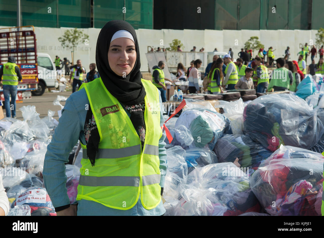Marytrs' Square, Beirut, Libano, 26 Nov 2017 volontari che lavorano presso la Dafa campagna per raccogliere e distribuire le donazioni per il siriano i rifugiati e le persone in stato di bisogno. Beirut, Libano, Credito: Mohamad Itani / Alamy Live News Foto Stock