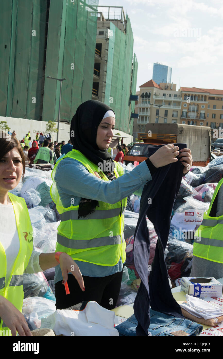 Marytrs' Square, Beirut, Libano, 26 Nov 2017 volontari che lavorano presso la Dafa campagna per raccogliere e distribuire le donazioni per il siriano i rifugiati e le persone in stato di bisogno. Beirut, Libano, Credito: Mohamad Itani / Alamy Live News Foto Stock