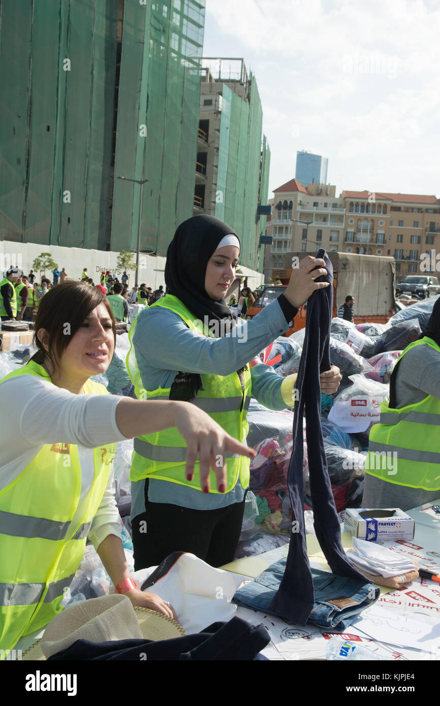Marytrs' Square, Beirut, Libano, 26 Nov 2017 volontari che lavorano presso la Dafa campagna per raccogliere e distribuire le donazioni per il siriano i rifugiati e le persone in stato di bisogno. Beirut, Libano, Credito: Mohamad Itani / Alamy Live News Foto Stock