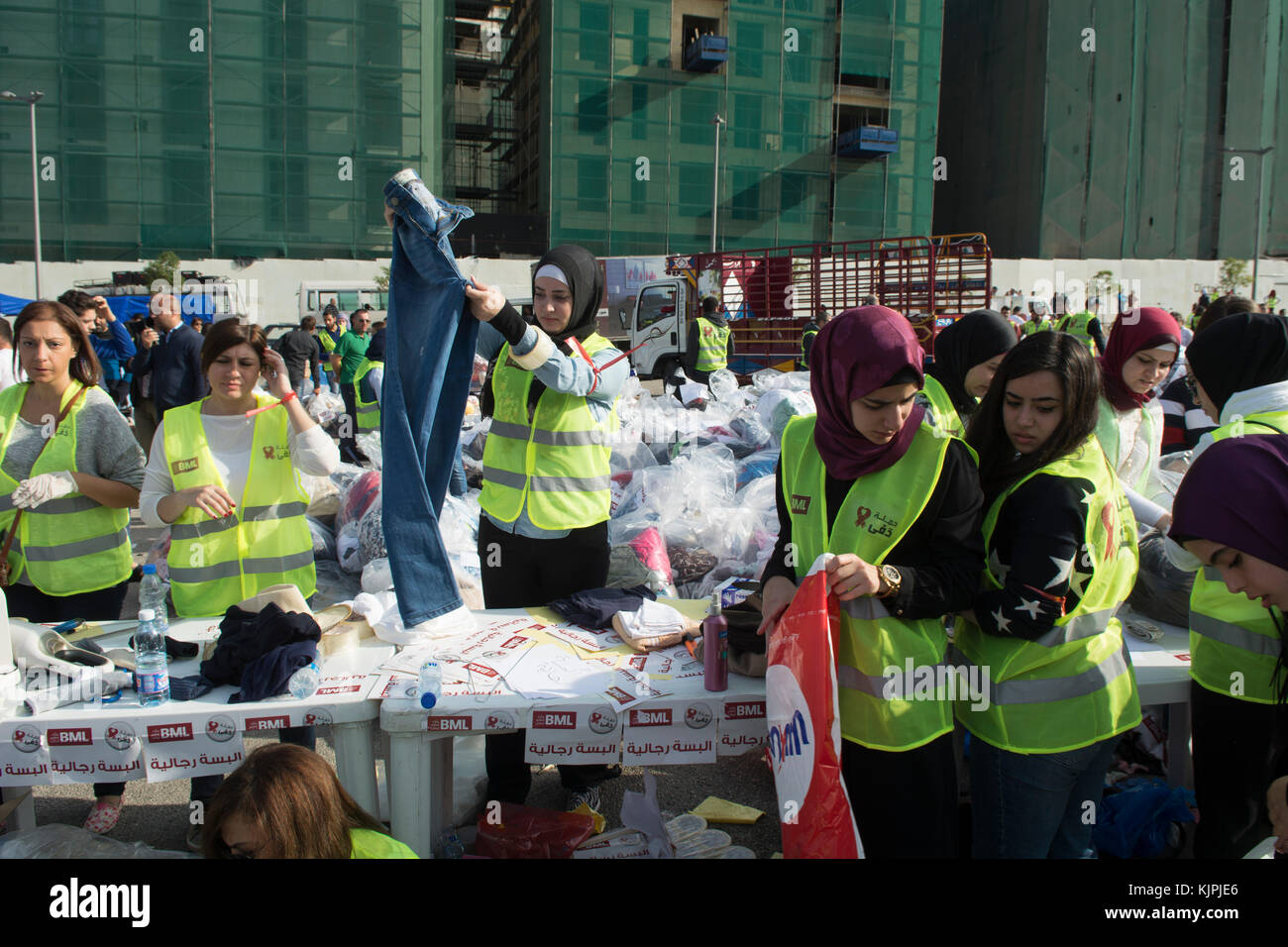 Marytrs' Square, Beirut, Libano, 26 Nov 2017 volontari che lavorano presso la Dafa campagna per raccogliere e distribuire le donazioni per il siriano i rifugiati e le persone in stato di bisogno. Beirut, Libano, Credito: Mohamad Itani / Alamy Live News Foto Stock