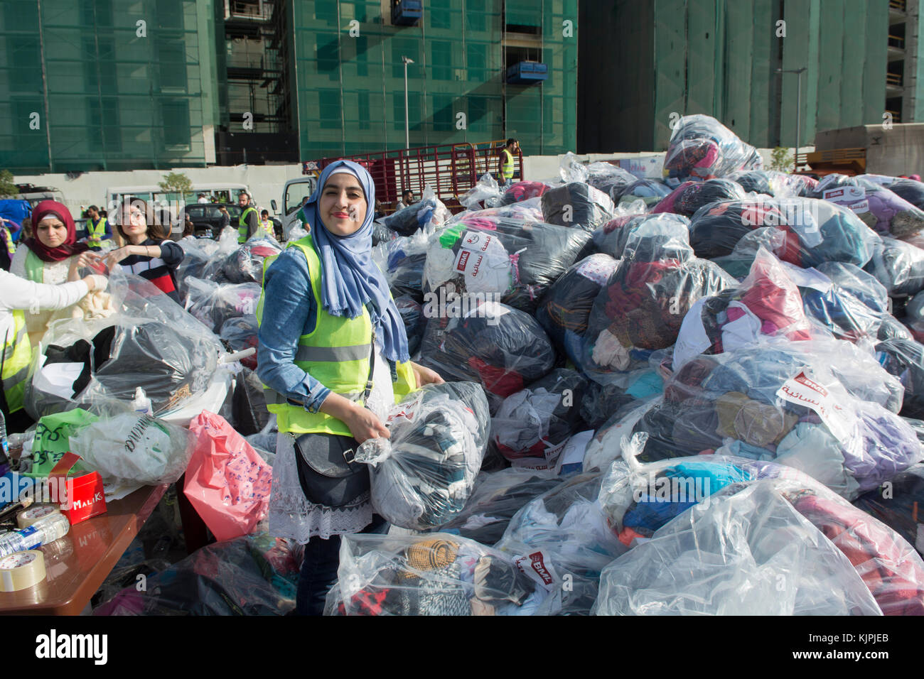 Marytrs' Square, Beirut, Libano, 26 Nov 2017 volontari che lavorano presso la Dafa campagna per raccogliere e distribuire le donazioni per il siriano i rifugiati e le persone in stato di bisogno. Beirut, Libano, Credito: Mohamad Itani / Alamy Live News Foto Stock