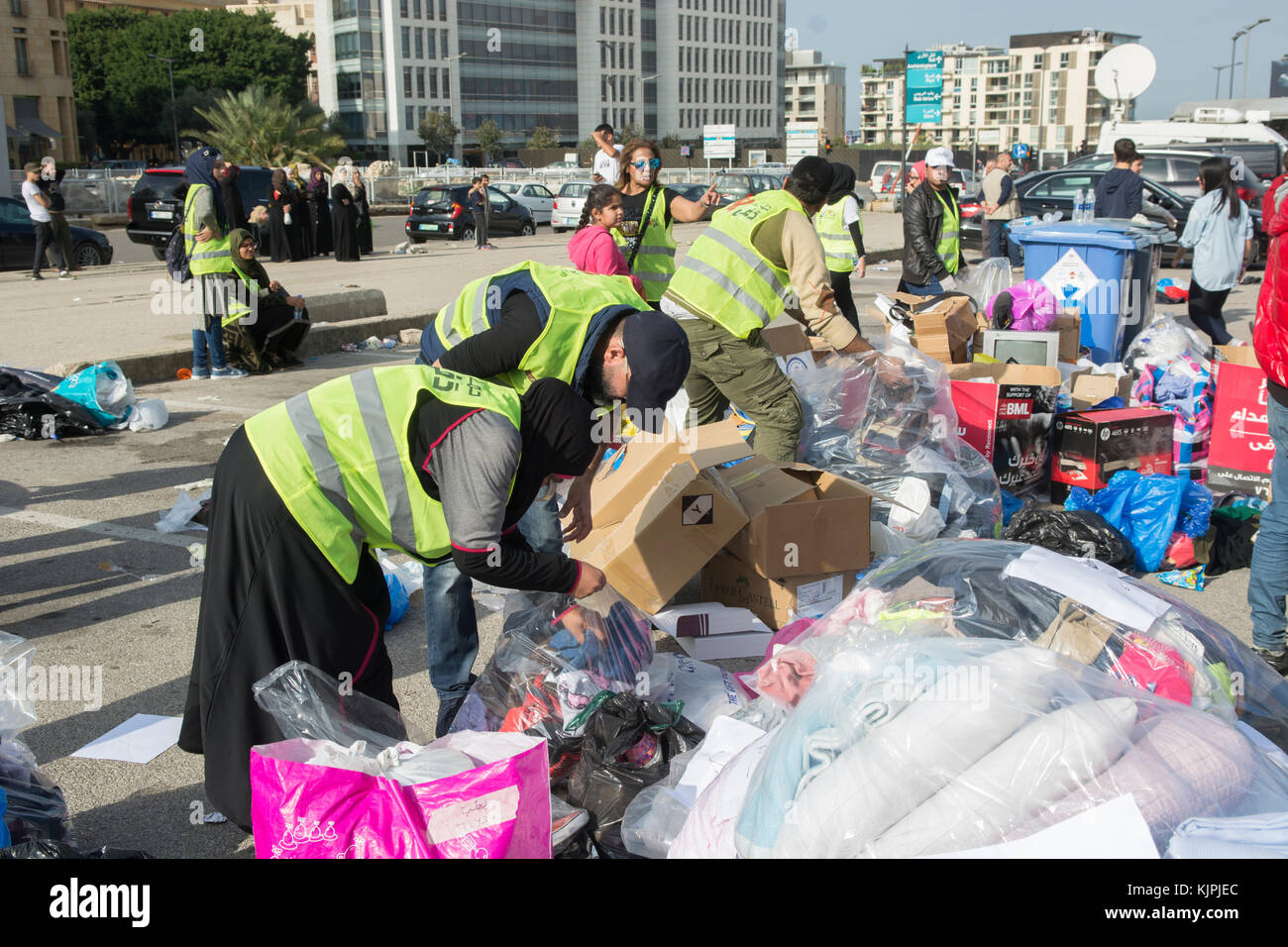 Marytrs' Square, Beirut, Libano, 26 Nov 2017 volontari che lavorano presso la Dafa campagna per raccogliere e distribuire le donazioni per il siriano i rifugiati e le persone in stato di bisogno. Beirut, Libano, Credito: Mohamad Itani / Alamy Live News Foto Stock