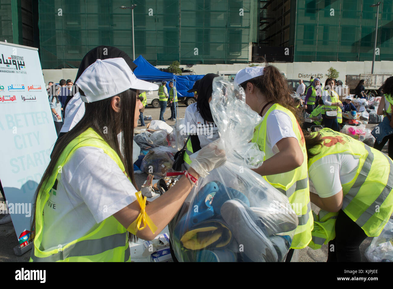 Marytrs' Square, Beirut, Libano, 26 Nov 2017 volontari che lavorano presso la Dafa campagna per raccogliere e distribuire le donazioni per il siriano i rifugiati e le persone in stato di bisogno. Beirut, Libano, Credito: Mohamad Itani / Alamy Live News Foto Stock