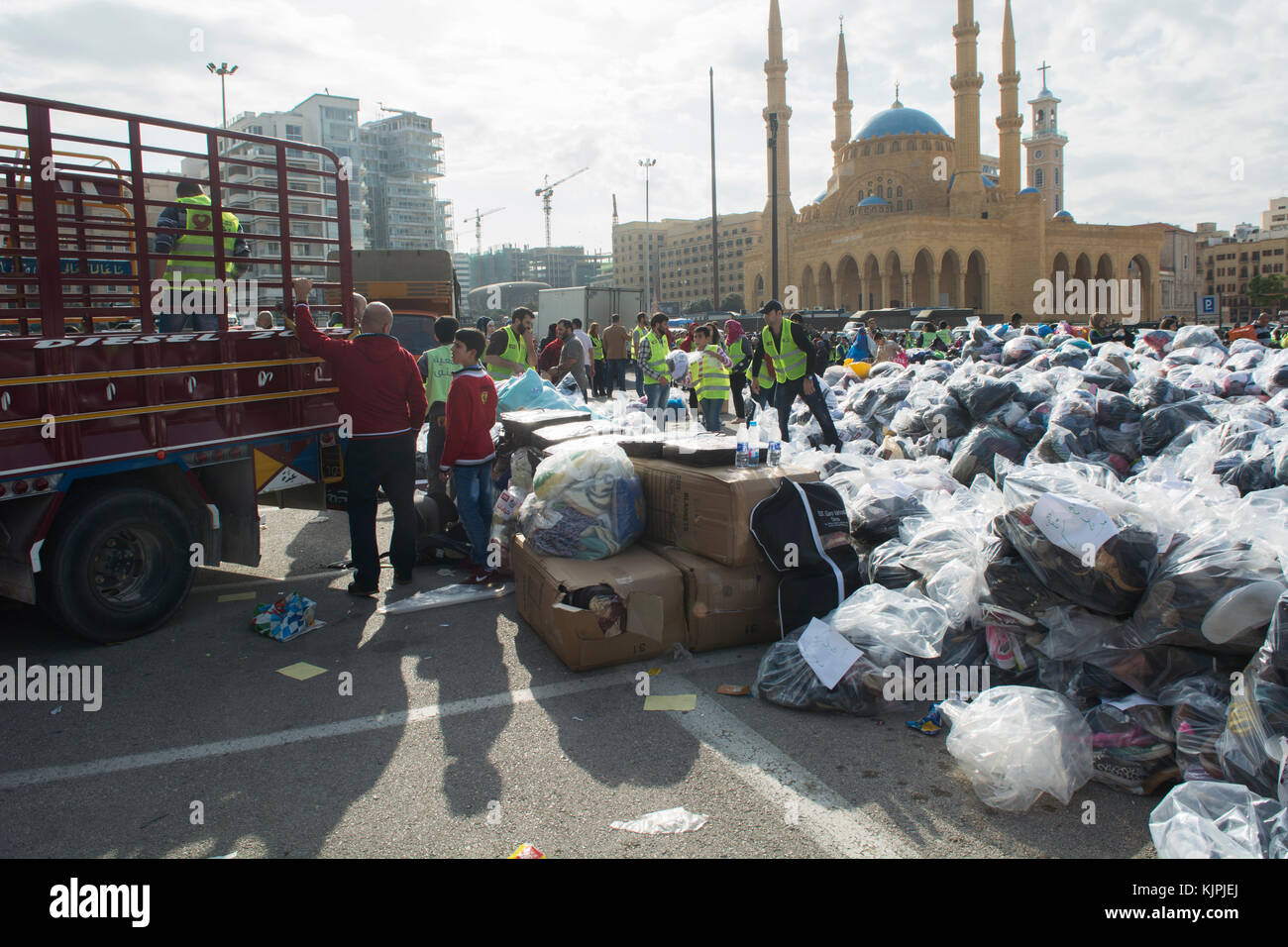 Marytrs' Square, Beirut, Libano, 26 Nov 2017 volontari che lavorano presso la Dafa campagna per raccogliere e distribuire le donazioni per il siriano i rifugiati e le persone in stato di bisogno. Beirut, Libano, Credito: Mohamad Itani / Alamy Live News Foto Stock