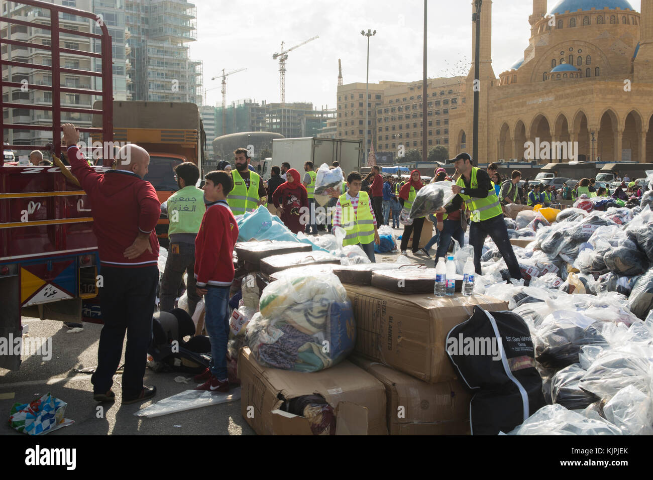 Marytrs' Square, Beirut, Libano, 26 Nov 2017 volontari che lavorano presso la Dafa campagna per raccogliere e distribuire le donazioni per il siriano i rifugiati e le persone in stato di bisogno. Beirut, Libano, Credito: Mohamad Itani / Alamy Live News Foto Stock