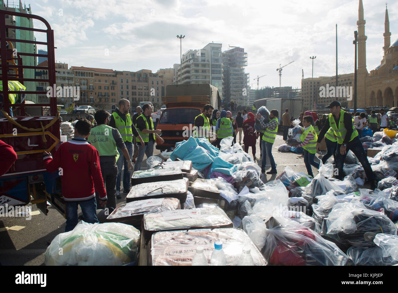 Marytrs' Square, Beirut, Libano, 26 Nov 2017 volontari che lavorano presso la Dafa campagna per raccogliere e distribuire le donazioni per il siriano i rifugiati e le persone in stato di bisogno. Beirut, Libano, Credito: Mohamad Itani / Alamy Live News Foto Stock