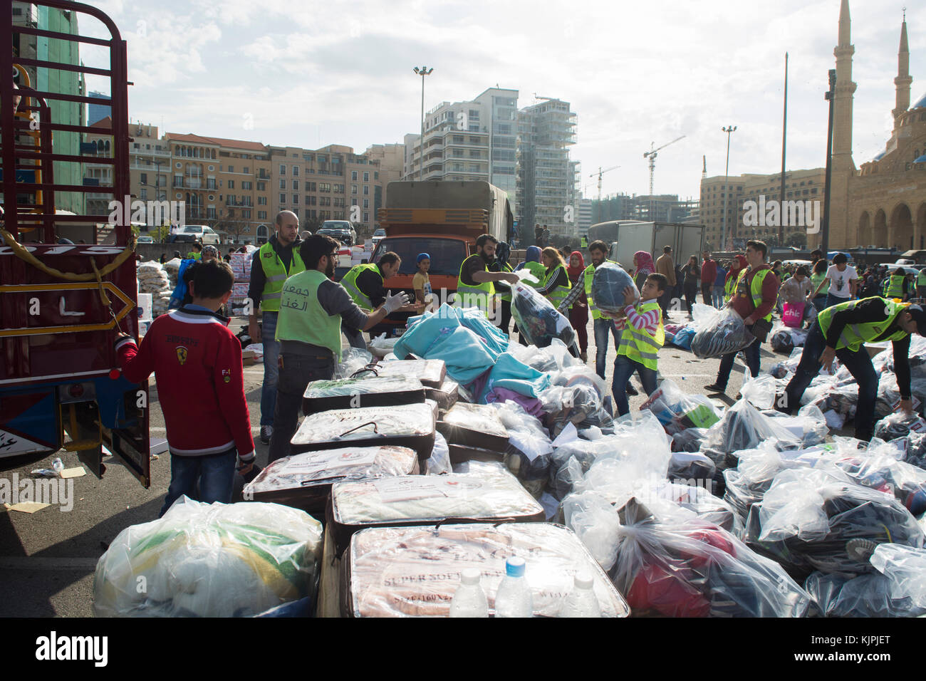 Marytrs' Square, Beirut, Libano, 26 Nov 2017 volontari che lavorano presso la Dafa campagna per raccogliere e distribuire le donazioni per il siriano i rifugiati e le persone in stato di bisogno. Beirut, Libano, Credito: Mohamad Itani / Alamy Live News Foto Stock