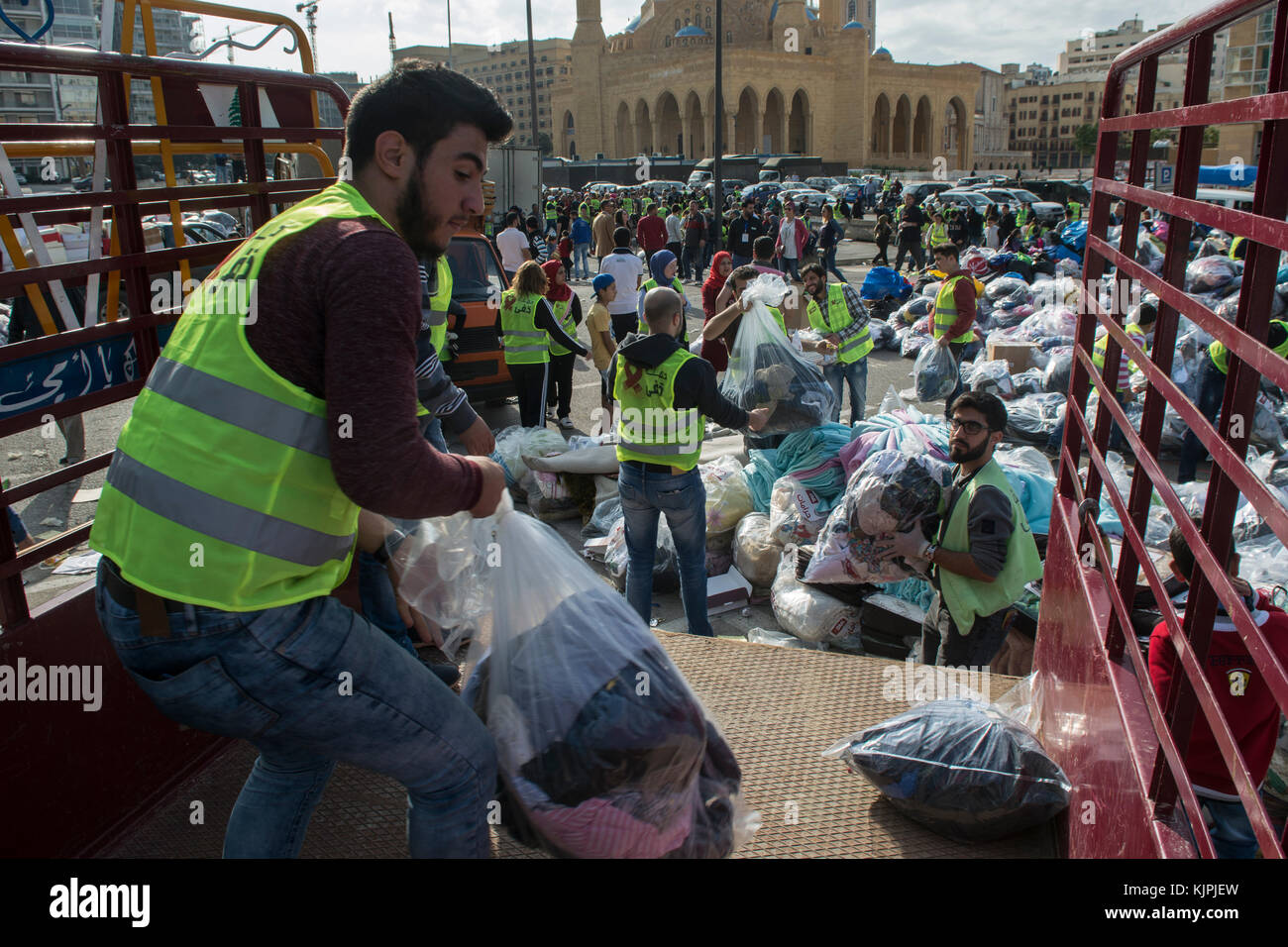 Marytrs' Square, Beirut, Libano, 26 Nov 2017 volontari che lavorano presso la Dafa campagna per raccogliere e distribuire le donazioni per il siriano i rifugiati e le persone in stato di bisogno. Beirut, Libano, Credito: Mohamad Itani / Alamy Live News Foto Stock
