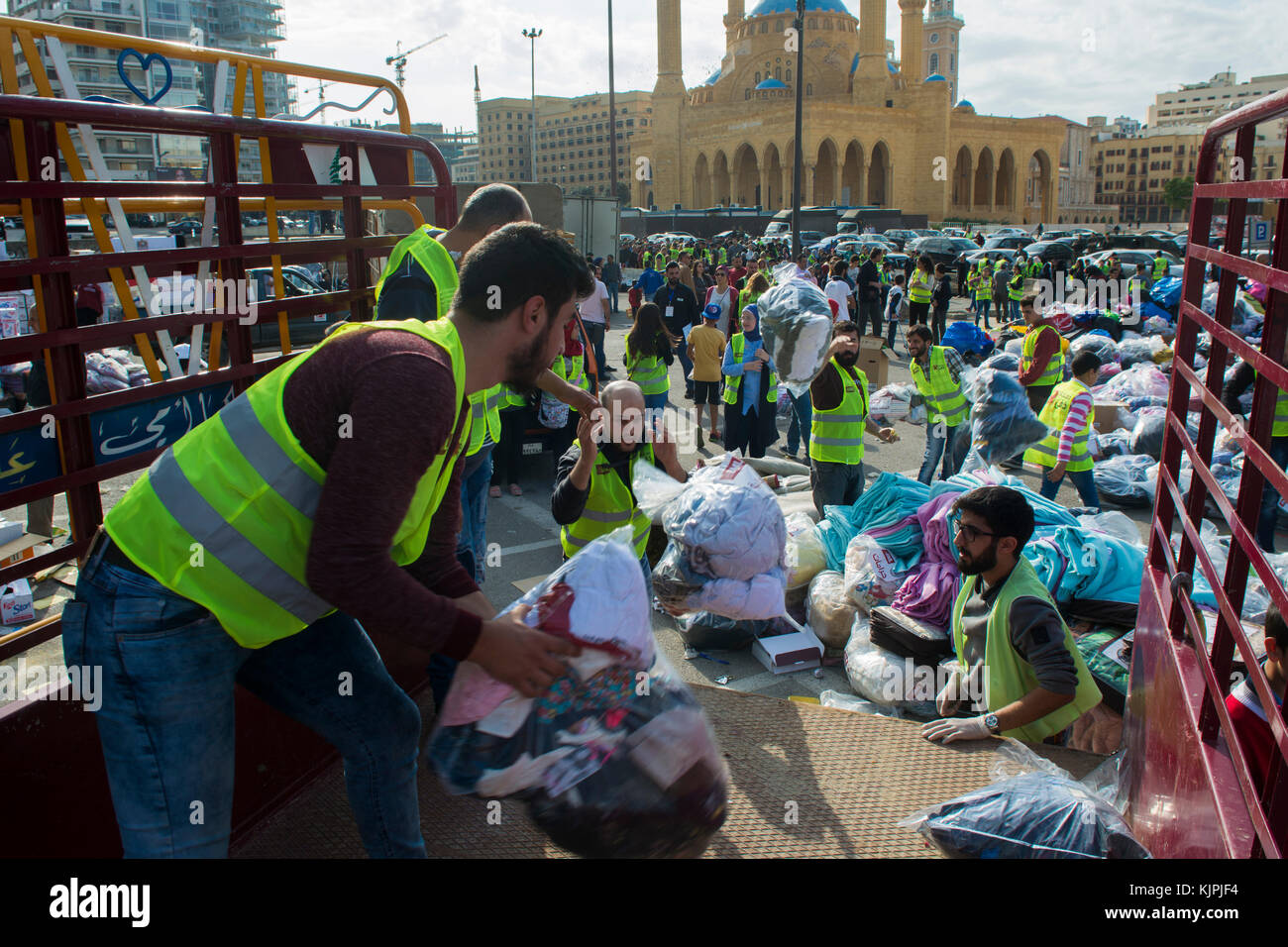 Marytrs' Square, Beirut, Libano, 26 Nov 2017 volontari che lavorano presso la Dafa campagna per raccogliere e distribuire le donazioni per il siriano i rifugiati e le persone in stato di bisogno. Beirut, Libano, Credito: Mohamad Itani / Alamy Live News Foto Stock