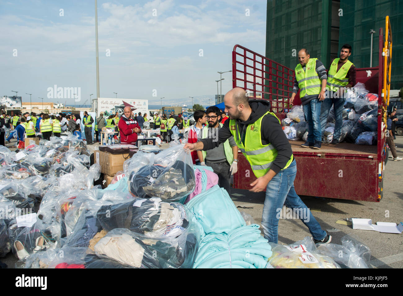 Marytrs' Square, Beirut, Libano, 26 Nov 2017 volontari che lavorano presso la Dafa campagna per raccogliere e distribuire le donazioni per il siriano i rifugiati e le persone in stato di bisogno. Beirut, Libano, Credito: Mohamad Itani / Alamy Live News Foto Stock