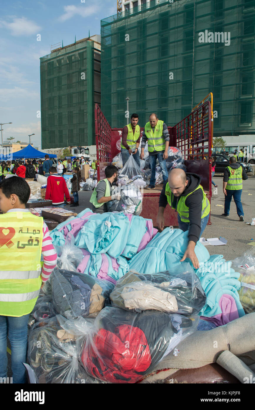 Marytrs' Square, Beirut, Libano, 26 Nov 2017 volontari che lavorano presso la Dafa campagna per raccogliere e distribuire le donazioni per il siriano i rifugiati e le persone in stato di bisogno. Beirut, Libano, Credito: Mohamad Itani / Alamy Live News Foto Stock