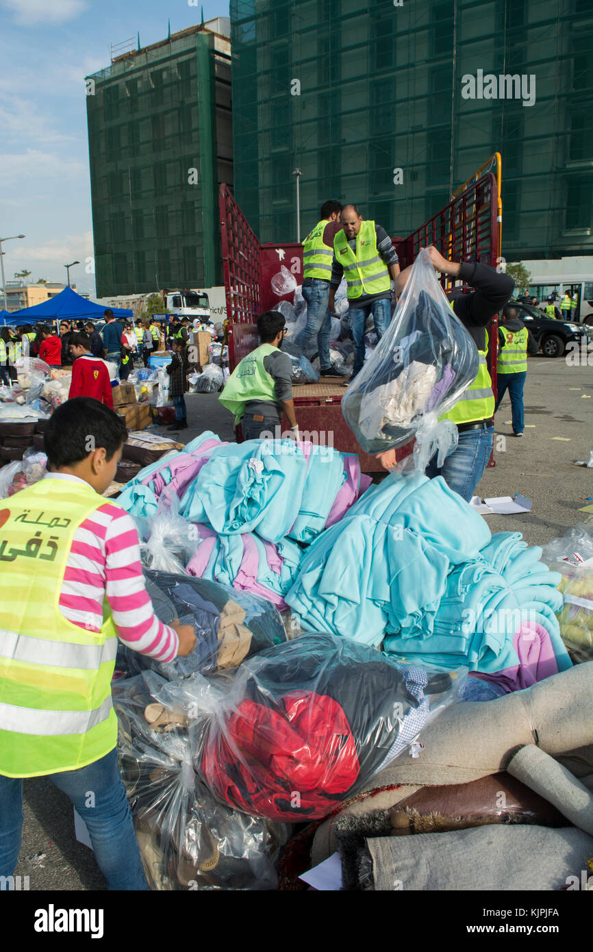 Marytrs' Square, Beirut, Libano, 26 Nov 2017 volontari che lavorano presso la Dafa campagna per raccogliere e distribuire le donazioni per il siriano i rifugiati e le persone in stato di bisogno. Beirut, Libano, Credito: Mohamad Itani / Alamy Live News Foto Stock