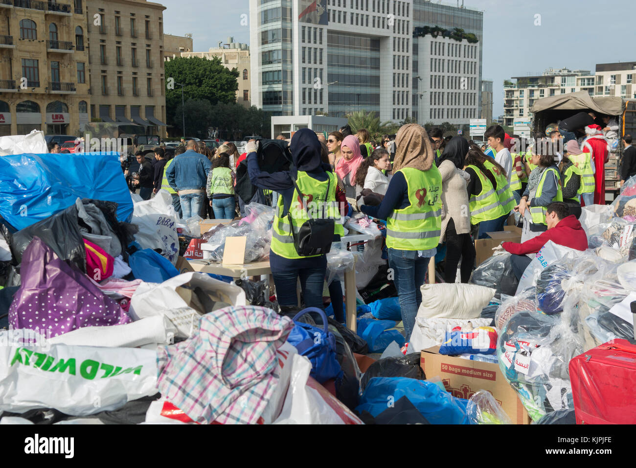 Marytrs' Square, Beirut, Libano, 26 Nov 2017 volontari che lavorano presso la Dafa campagna per raccogliere e distribuire le donazioni per il siriano i rifugiati e le persone in stato di bisogno. Beirut, Libano, Credito: Mohamad Itani / Alamy Live News Foto Stock