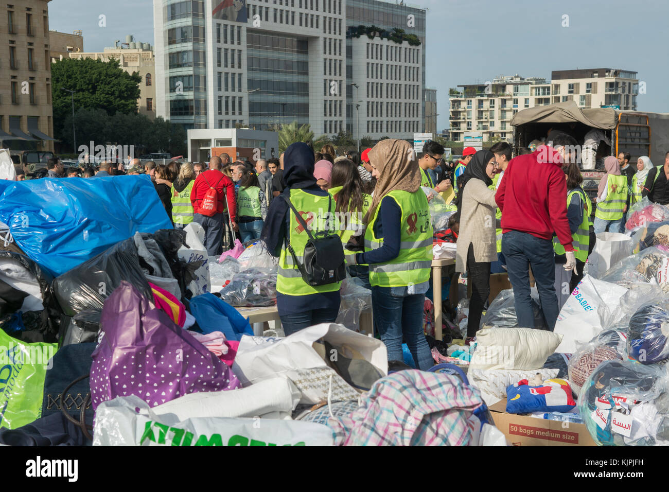 Marytrs' Square, Beirut, Libano, 26 Nov 2017 volontari che lavorano presso la Dafa campagna per raccogliere e distribuire le donazioni per il siriano i rifugiati e le persone in stato di bisogno. Beirut, Libano, Credito: Mohamad Itani / Alamy Live News Foto Stock