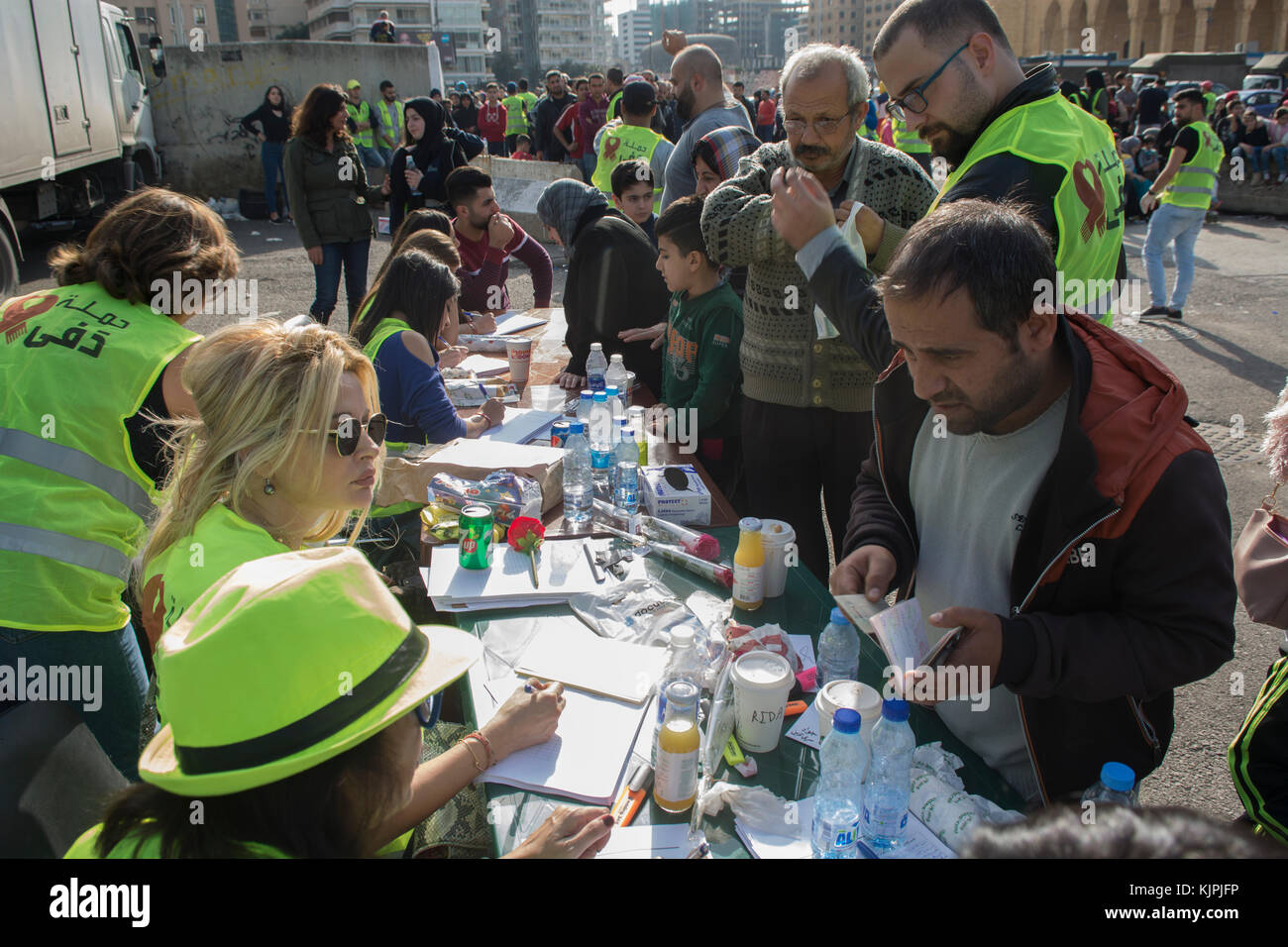 Marytrs' Square, Beirut, Libano, 26 Nov 2017, siriani rifugiati presso il banco di registrazione Beirut, Libano, Credito: Mohamad Itani / Alamy Live News Foto Stock