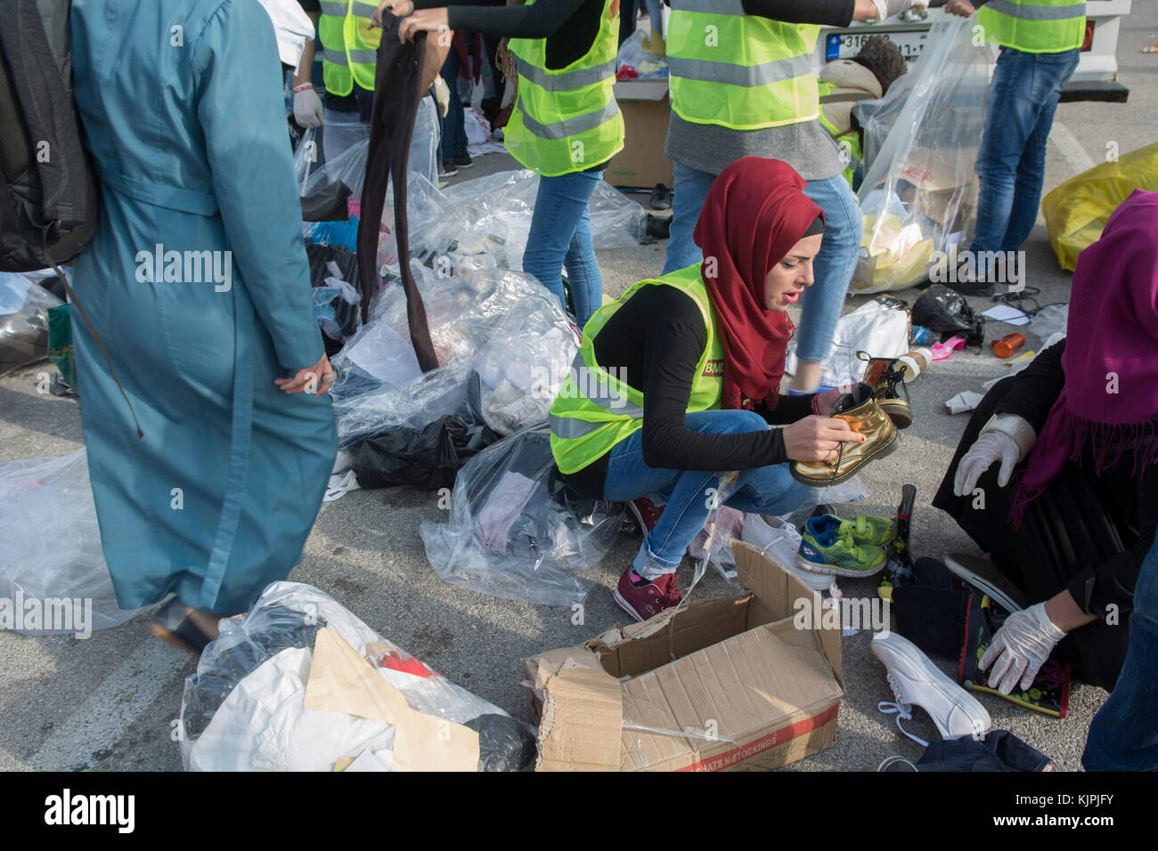 Marytrs' Square, Beirut, Libano, 26 Nov 2017 volontari che lavorano presso la Dafa campagna per raccogliere e distribuire le donazioni per il siriano i rifugiati e le persone in stato di bisogno. Beirut, Libano, Credito: Mohamad Itani / Alamy Live News Foto Stock