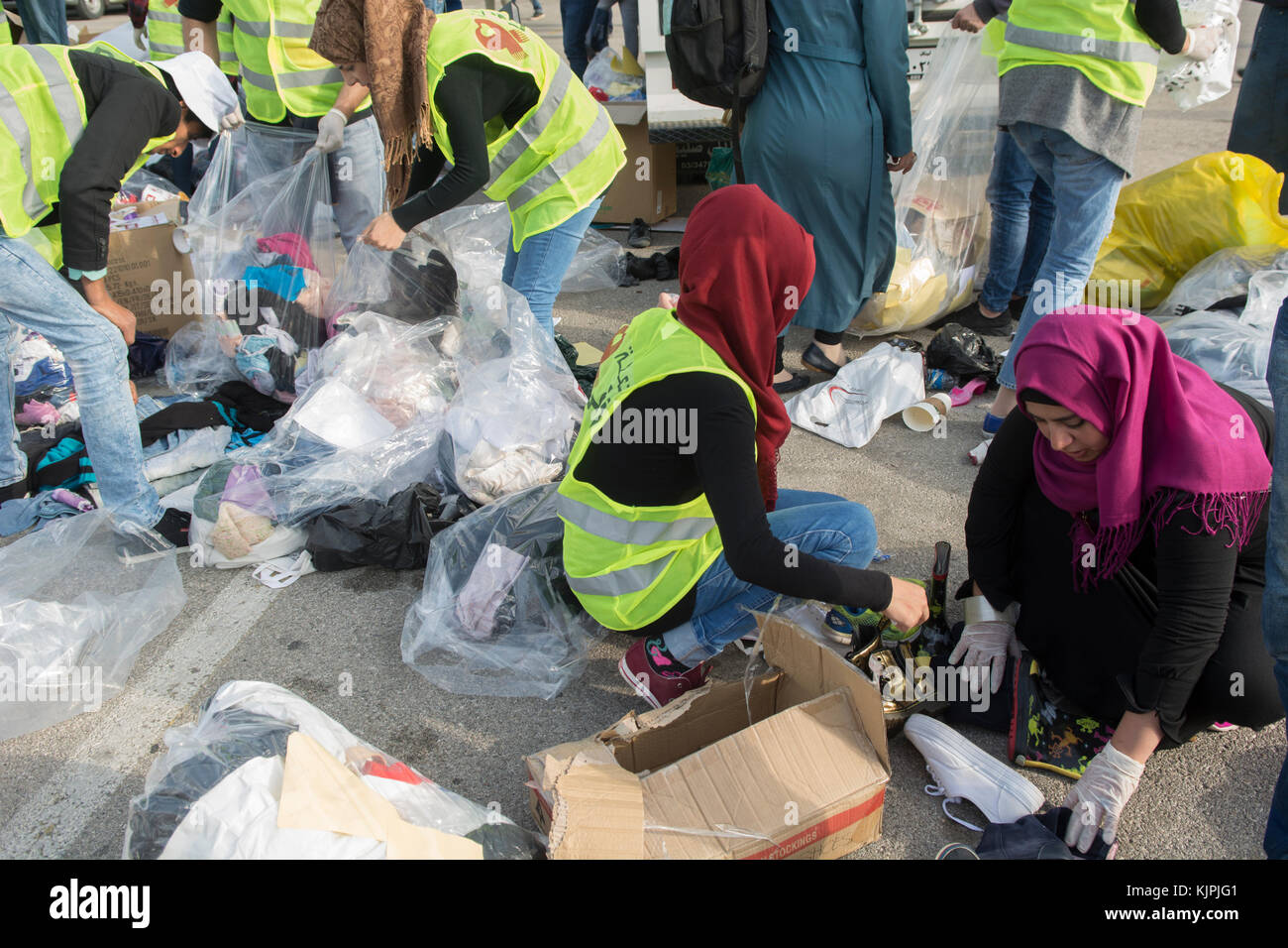 Marytrs' Square, Beirut, Libano, 26 Nov 2017 volontari che lavorano presso la Dafa campagna per raccogliere e distribuire le donazioni per il siriano i rifugiati e le persone in stato di bisogno. Beirut, Libano, Credito: Mohamad Itani / Alamy Live News Foto Stock