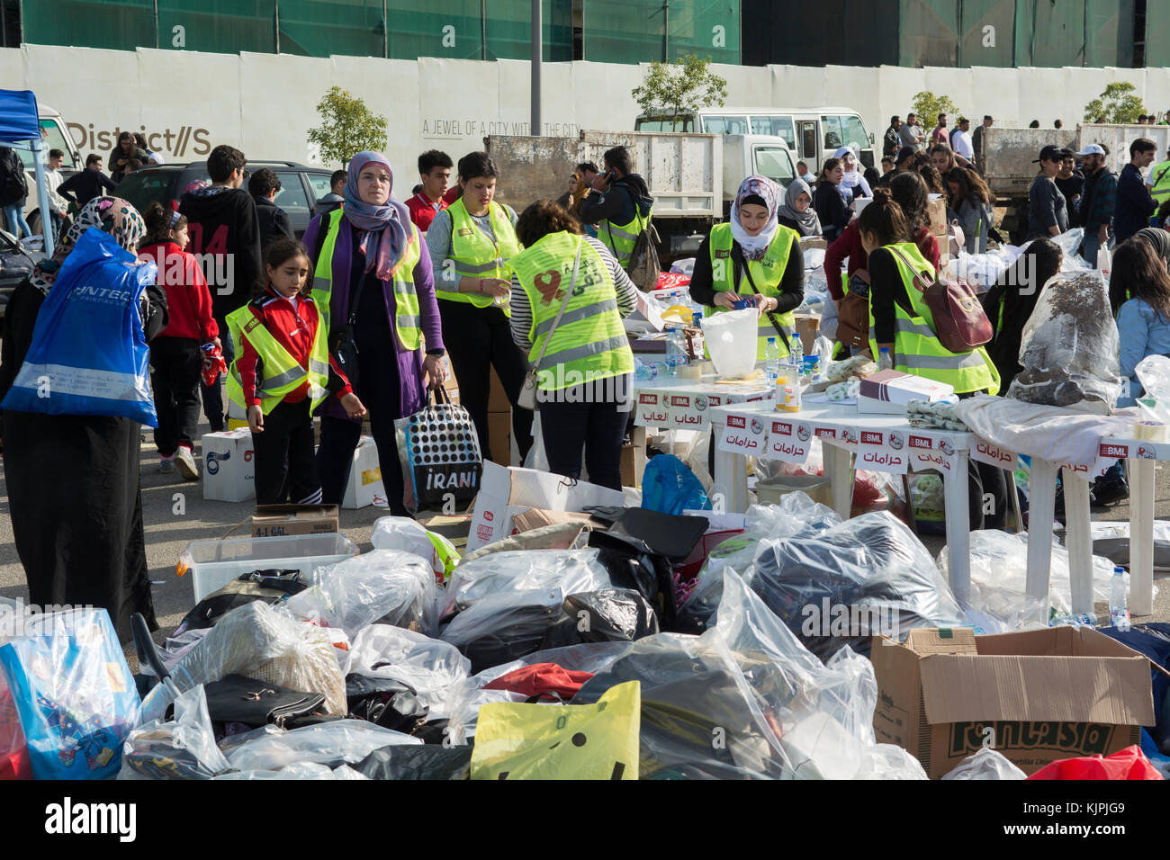 Marytrs' Square, Beirut, Libano, 26 Nov 2017 volontari che lavorano presso la Dafa campagna per raccogliere e distribuire le donazioni per il siriano i rifugiati e le persone in stato di bisogno. Beirut, Libano, Credito: Mohamad Itani / Alamy Live News Foto Stock