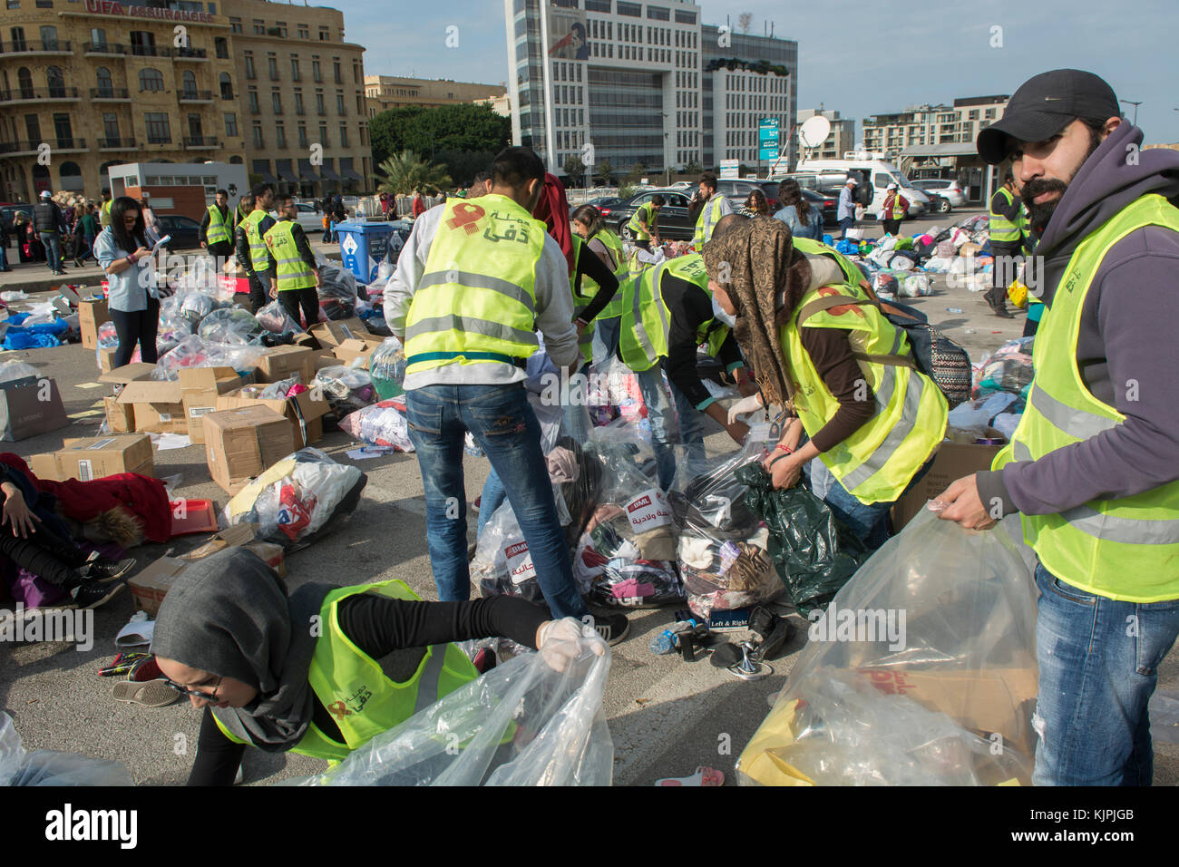 Marytrs' Square, Beirut, Libano, 26 Nov 2017 volontari che lavorano presso la Dafa campagna per raccogliere e distribuire le donazioni per il siriano i rifugiati e le persone in stato di bisogno. Beirut, Libano, Credito: Mohamad Itani / Alamy Live News Foto Stock