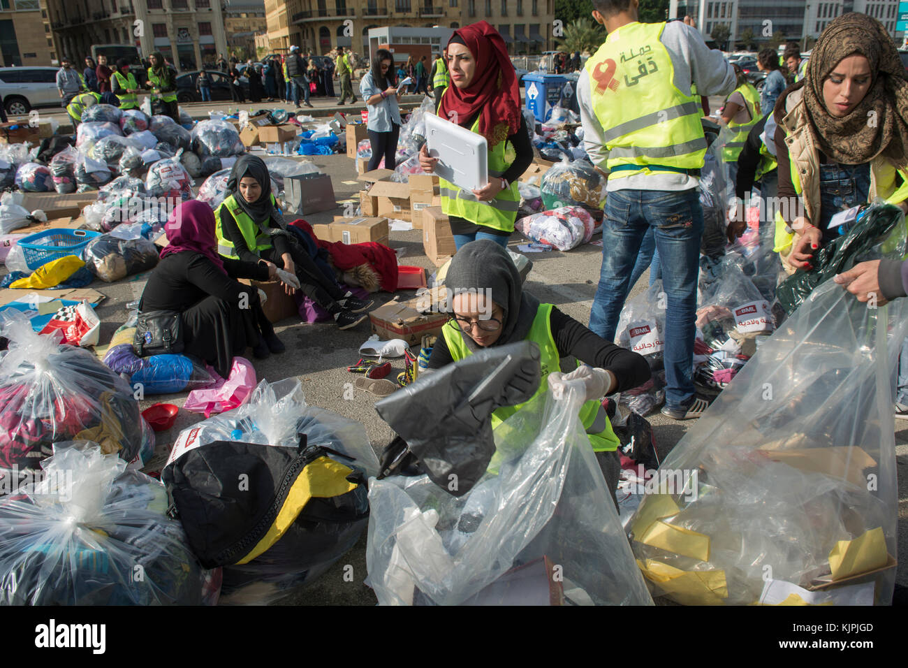 Marytrs' Square, Beirut, Libano, 26 Nov 2017 volontari che lavorano presso la Dafa campagna per raccogliere e distribuire le donazioni per il siriano i rifugiati e le persone in stato di bisogno. Beirut, Libano, Credito: Mohamad Itani / Alamy Live News Foto Stock