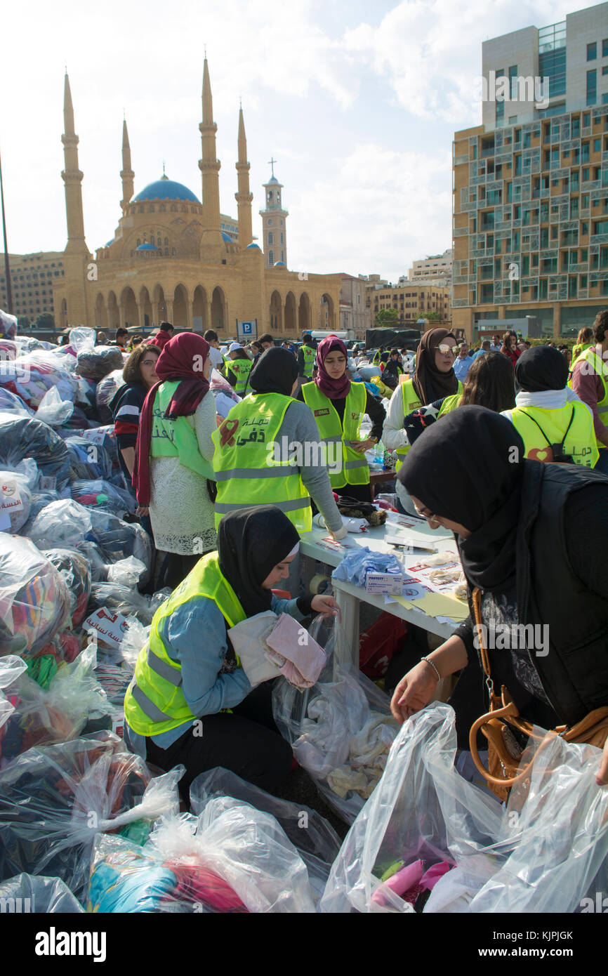 Marytrs' Square, Beirut, Libano, 26 Nov 2017 volontari che lavorano presso la Dafa campagna per raccogliere e distribuire le donazioni per il siriano i rifugiati e le persone in stato di bisogno. Beirut, Libano, Credito: Mohamad Itani / Alamy Live News Foto Stock