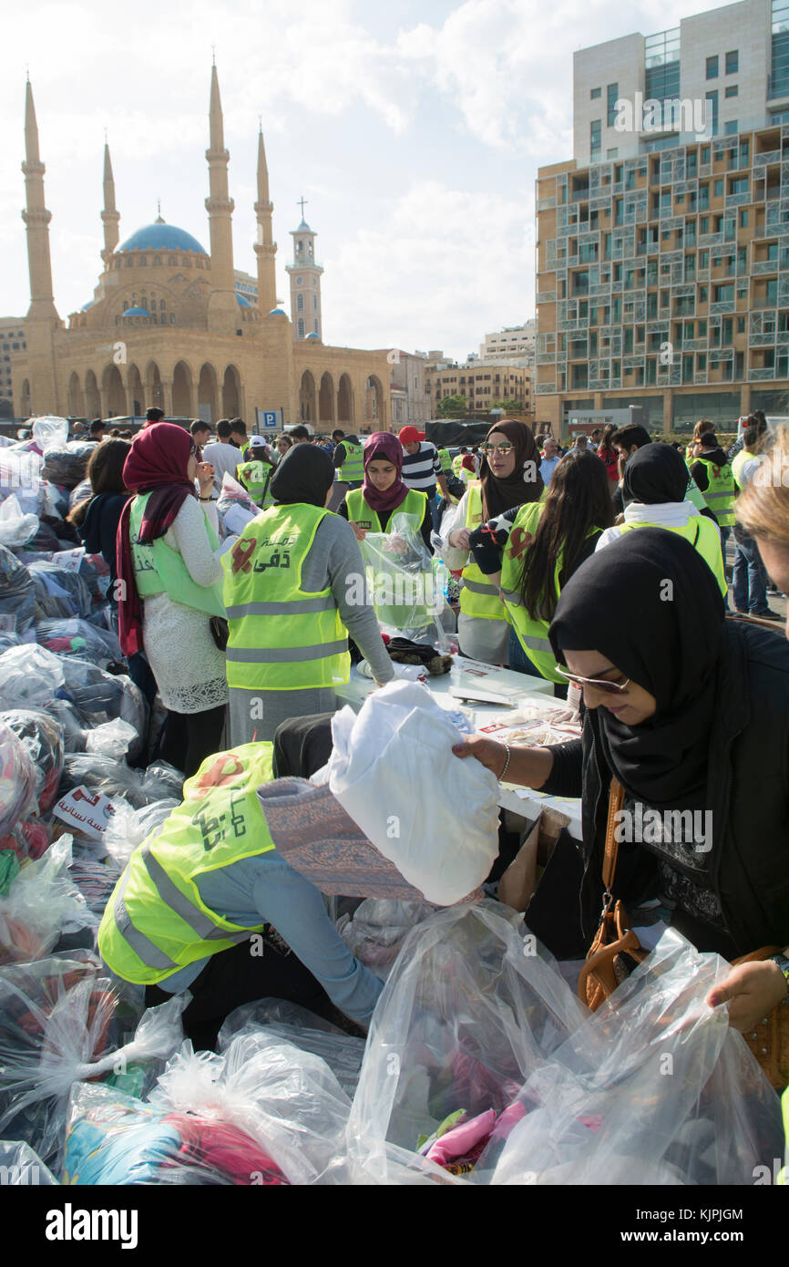 Marytrs' Square, Beirut, Libano, 26 Nov 2017 volontari che lavorano presso la Dafa campagna per raccogliere e distribuire le donazioni per il siriano i rifugiati e le persone in stato di bisogno. Beirut, Libano, Credito: Mohamad Itani / Alamy Live News Foto Stock