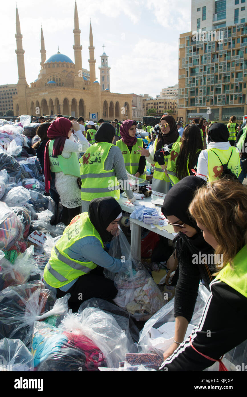 Marytrs' Square, Beirut, Libano, 26 Nov 2017 volontari che lavorano presso la Dafa campagna per raccogliere e distribuire le donazioni per il siriano i rifugiati e le persone in stato di bisogno. Beirut, Libano, Credito: Mohamad Itani / Alamy Live News Foto Stock