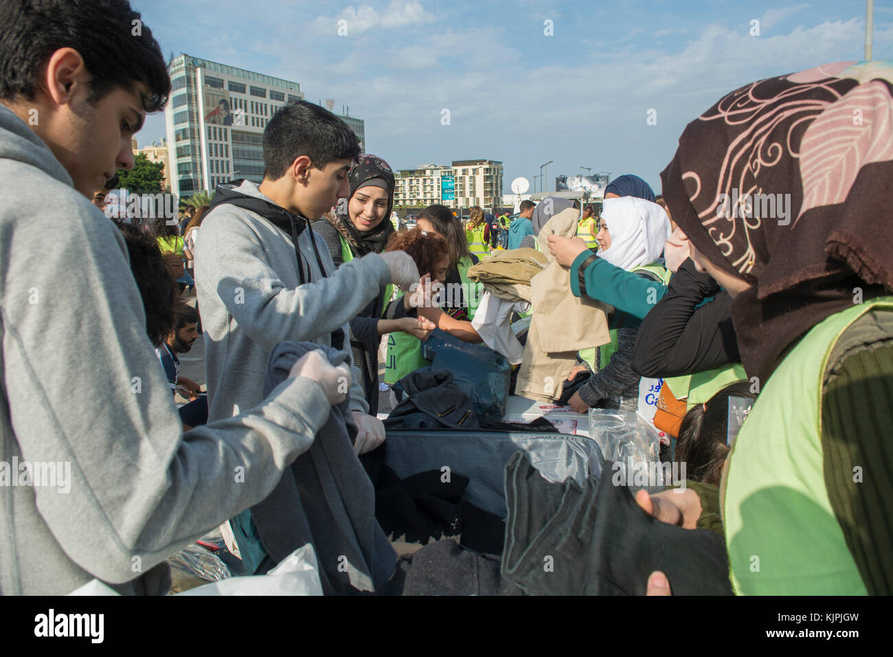 Marytrs' Square, Beirut, Libano, 26 Nov 2017 volontari che lavorano presso la Dafa campagna per raccogliere e distribuire le donazioni per il siriano i rifugiati e le persone in stato di bisogno. Beirut, Libano, Credito: Mohamad Itani / Alamy Live News Foto Stock