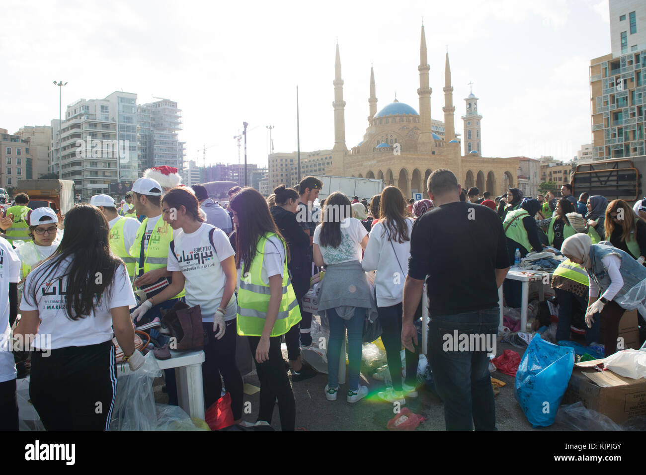 Marytrs' Square, Beirut, Libano, 26 Nov 2017 volontari che lavorano presso la Dafa campagna . Beirut, Libano, Credito: Mohamad Itani / Alamy Live News Foto Stock