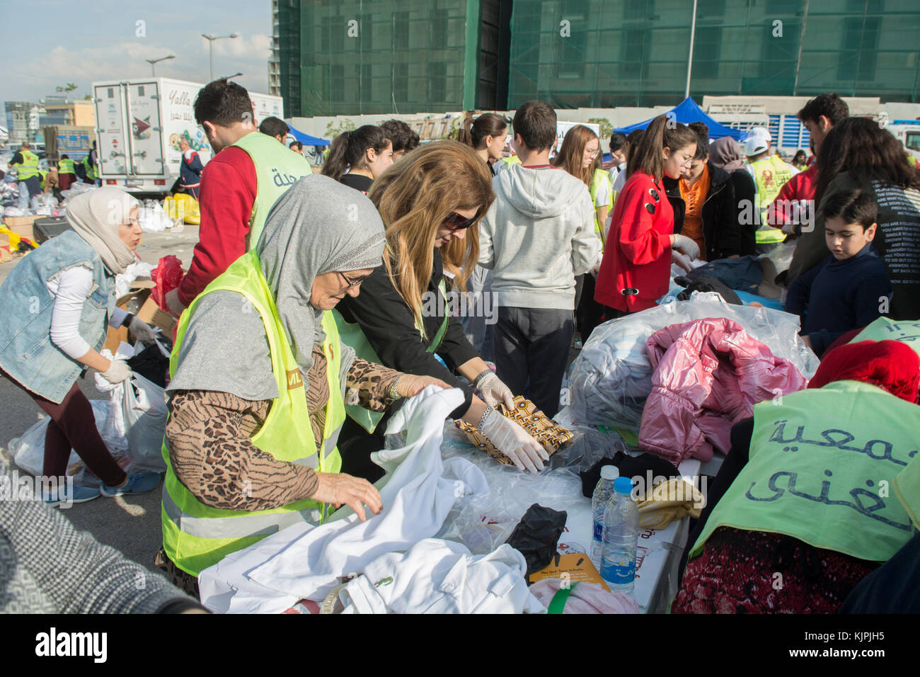 Marytrs' Square, Beirut, Libano, 26 Nov 2017 volontari che lavorano presso la Dafa campagna per raccogliere e distribuire le donazioni per il siriano i rifugiati e le persone in stato di bisogno. Beirut, Libano, Credito: Mohamad Itani / Alamy Live News Foto Stock