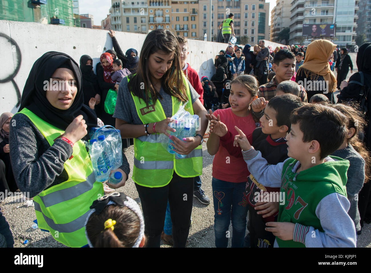 Marytrs' Square, Beirut, Libano, 26 Nov 2017, volontario lavoratore dando le bottiglie di acqua per i rifugiati siriano Beirut, Libano, Credito: Mohamad Itani / Alamy Live News Foto Stock