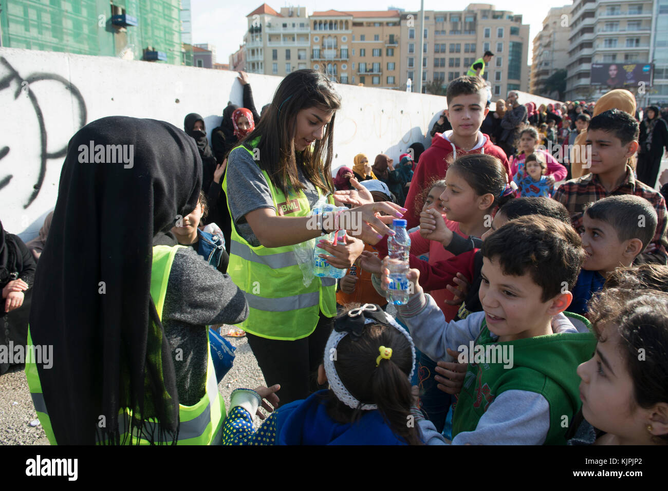 Marytrs' Square, Beirut, Libano, 26 Nov 2017, volontario lavoratore dando le bottiglie di acqua per i rifugiati siriano Beirut, Libano, Credito: Mohamad Itani / Alamy Live News Foto Stock