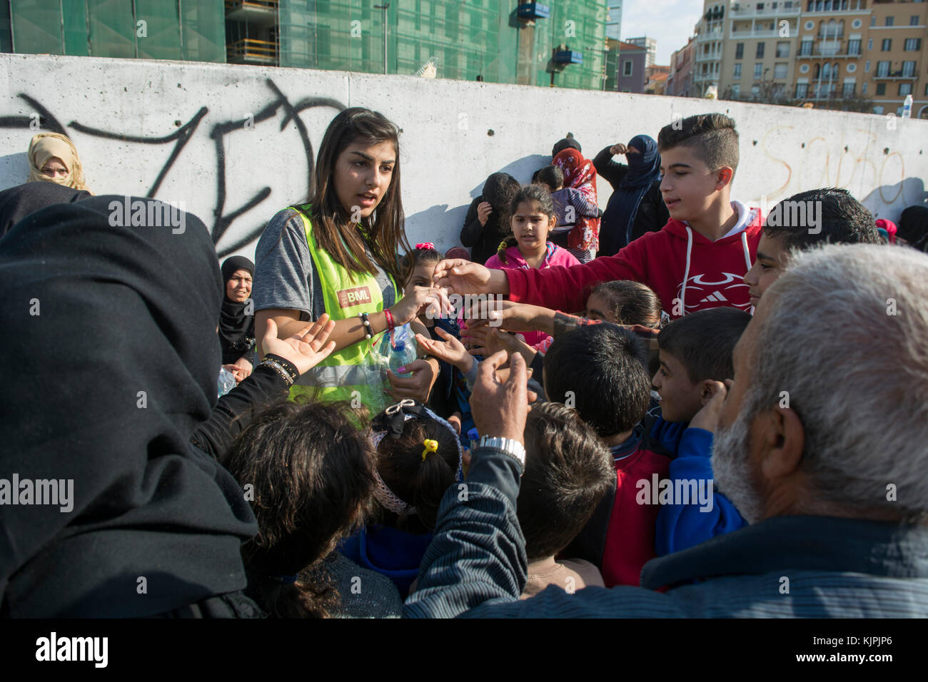 Marytrs' Square, Beirut, Libano, 26 Nov 2017, volontario lavoratore dando le bottiglie di acqua per i rifugiati siriano Beirut, Libano, Credito: Mohamad Itani / Alamy Live News Foto Stock