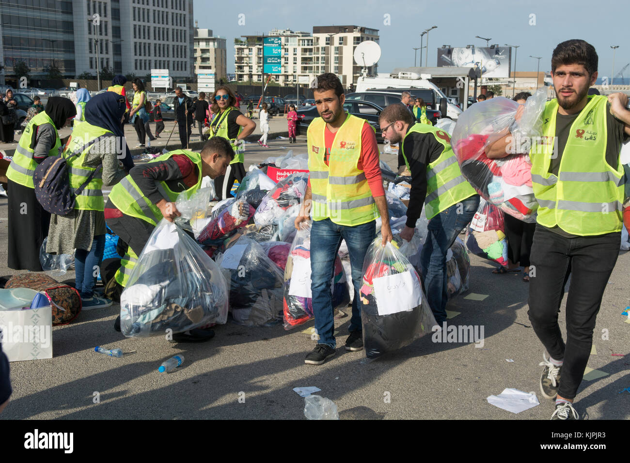 Marytrs' Square, Beirut, Libano, 26 Nov 2017 volontari che lavorano presso la Dafa campagna per raccogliere e distribuire le donazioni per il siriano i rifugiati e le persone in stato di bisogno. Beirut, Libano, Credito: Mohamad Itani / Alamy Live News Foto Stock
