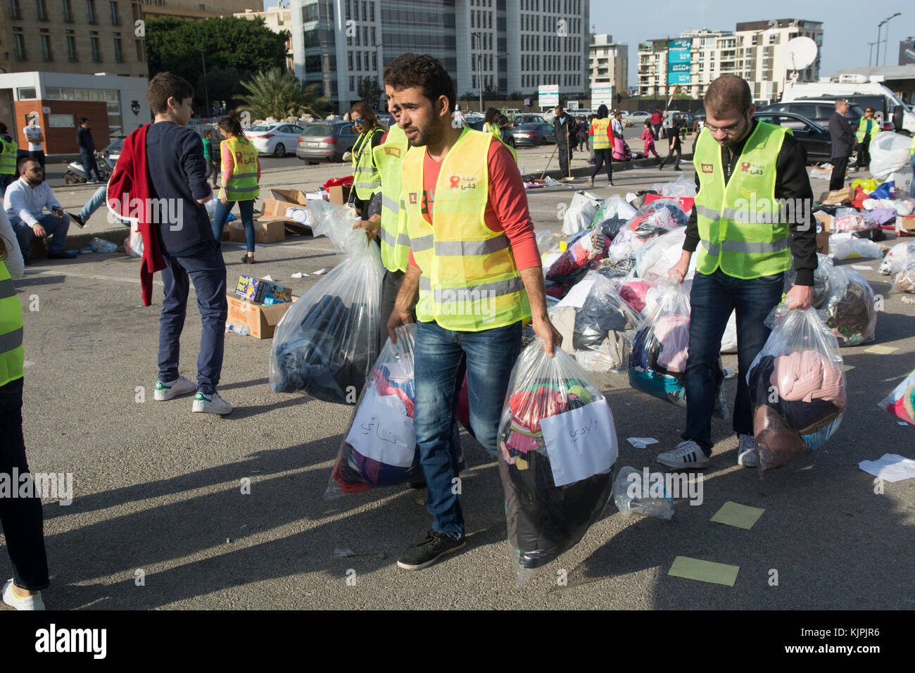 Marytrs' Square, Beirut, Libano, 26 Nov 2017 volontari che lavorano presso la Dafa campagna per raccogliere e distribuire le donazioni per il siriano i rifugiati e le persone in stato di bisogno. Beirut, Libano, Credito: Mohamad Itani / Alamy Live News Foto Stock