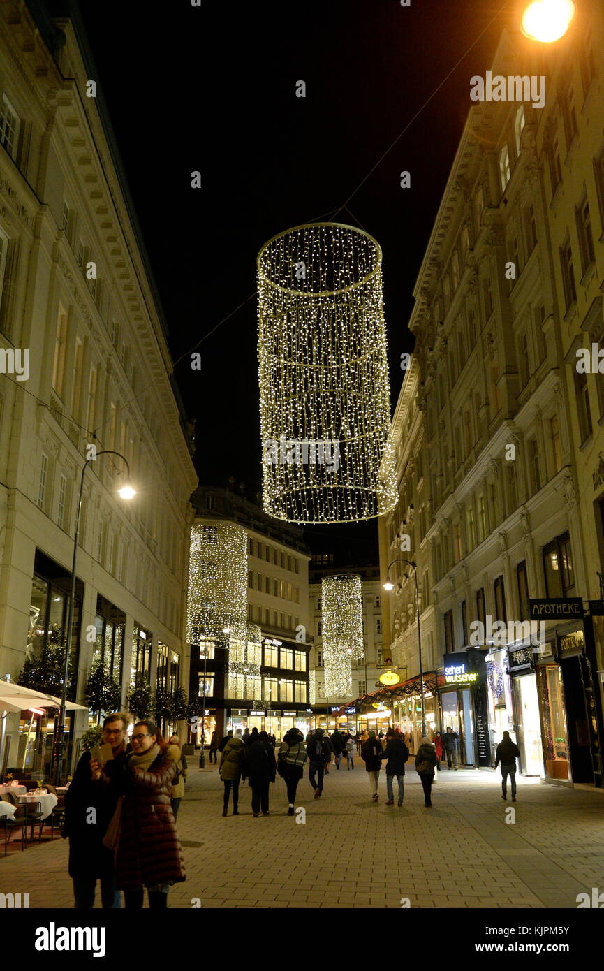 Vienna, Austria. 26 Novembre, 2017. A partire dalla metà di novembre fino alla fine di dicembre, molte grandi e piccoli mercatini di Natale a Vienna esca con punzone, biscotti con aggiunta di dolcificanti, arti e mestieri e kitsch. Quasi ogni distretto viennese ha uno o l'altro suggestivo mercatino di Natale che vi invita a passeggiare e soffermarsi. Immagine mostra le luci di Natale in zona pedonale nel quartiere d'Oro (Bognergasse). Credito: Franz Perc / Alamy Live News Foto Stock
