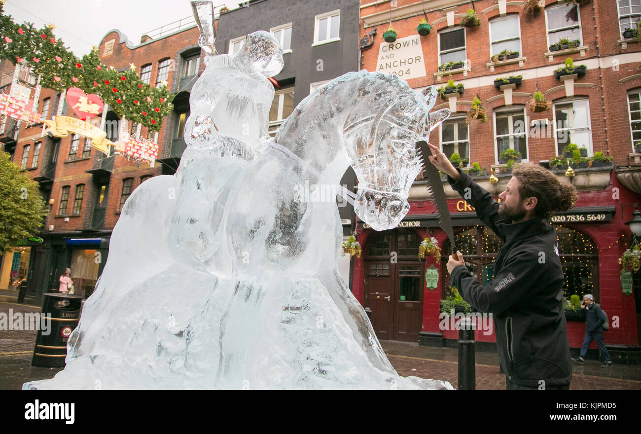 Covent Gardens. Londra. UK 27 Nov 2017 - Una scultura a grandezza naturale di Cesare a cavallo fatta interamente di ghiaccio viene svelata per celebrare la pubblicazione di “Guerra per il pianeta delle Apes” su Blue-Ray e DVD. Tre scultori di ghiaccio di fama mondiale dell'arte glaciale, Che ha vinto l'oro nei Campionati europei di Ice Carving nel 2009 e l'Online Viewer's Award al World Ice Carving Championships in Alaska nel 2017, ha creato la scultura da due blocchi di ghiaccio giganti importati dal Belgio, con un peso di 3 tonnellate (circa 3000 litri d'acqua). Credit: Dinendra Haria/Alamy Live News Foto Stock
