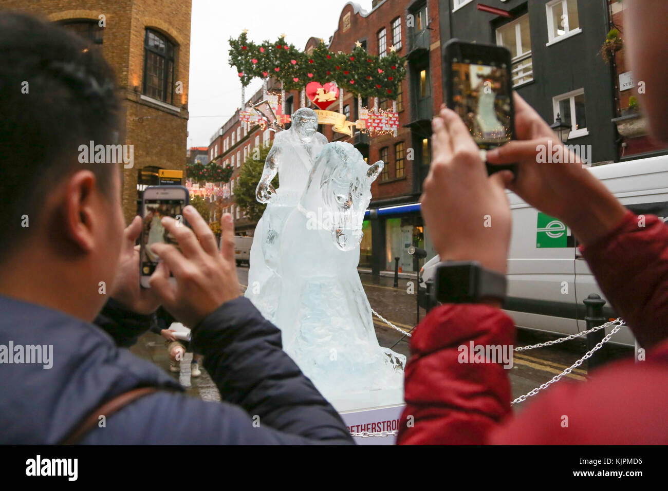 Covent Gardens LONDRA. UK 27 nov 2017 - Una vita scultura dimensioni di Cesare a cavallo fatto interamente di ghiaccio è svelata per celebrare il rilascio di "guerra per il pianeta delle scimmie" su Blu-ray e DVD. tre di classe mondiale di scultori di ghiaccio da arte glaciale, che ha vinto l'oro nell'europeo di scultura di ghiaccio campionati nel 2009 e il visualizzatore online il premio al mondo del ghiaccio campionati carving in Alaska nel 2017, ha creato la scultura da due enormi blocchi di ghiaccio importate dal belgio con un peso di 3 tonnellate (circa 3000 litri di acqua). Credito: dinendra haria/alamy live news Foto Stock