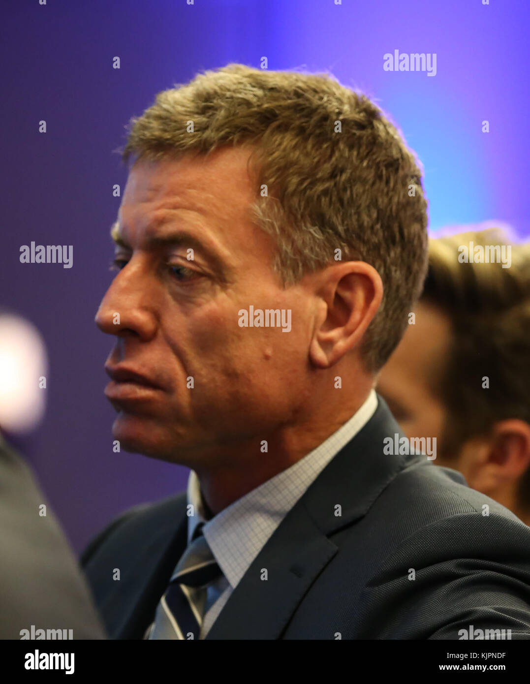 Westwood CA. 27 Nov, 2017. Troy Aikman alla NCAA Football 2017 UCLA Bruins conferenza stampa di nuovo allenatore Chip Kelly presso la UCLA Pavilion Club di Westwood, ca. il 27 novembre 2017 (assoluta fotografo completo & Company Credit: Jevone Moore/Cal Sport Media/Cal Sport Media (rete televisione vi preghiamo di contattare il vostro rappresentante di vendita per uso televisivo. Credito: csm/Alamy Live News Foto Stock