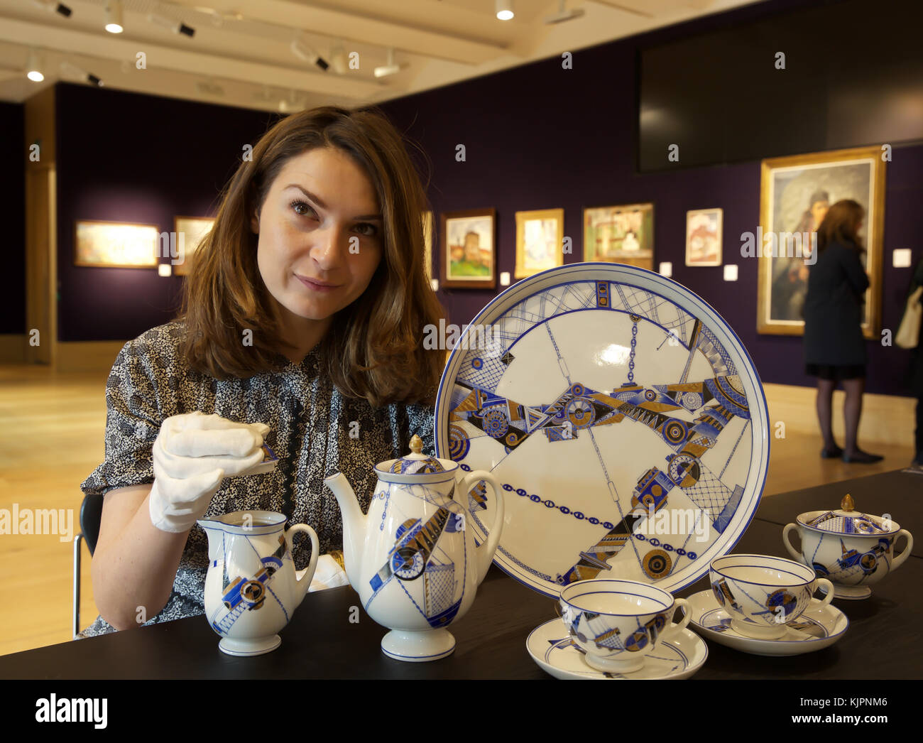 Londra, Regno Unito. 28 Nov, 2017. Una foto chiamata per Bonhams russo la vendita ha avuto luogo oggi. I vantaggi includono: un inizio di porcellana sovietica Servizio da tè decorate con motivi industriali, stimato a £ 40,000-60,000. La vendita è di per sé il 29 novembre 2017. Credito: Keith Larby/Alamy Live News Foto Stock