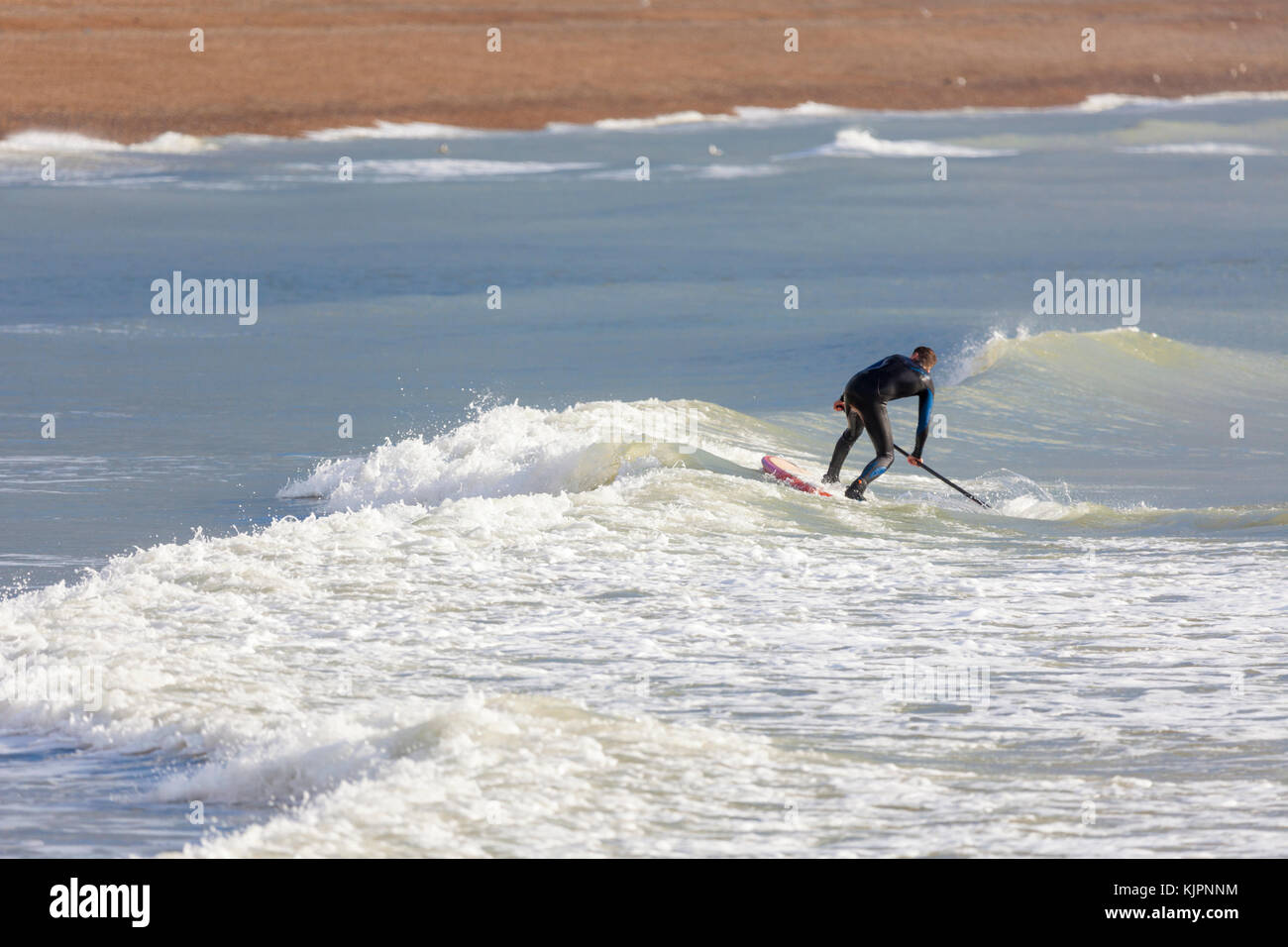 Hastings, East Sussex, Regno Unito. 28 Novembre, 2017. Clima mite in Hastings con un brivido leggero nell'aria, questo gruppo di paddle boarder paddle boarding prendere il mare in un po' di calma le condizioni Surf le piccole onde che sono in offerta. Photo credit: Paolo Lawrenson /Alamy Live News Foto Stock