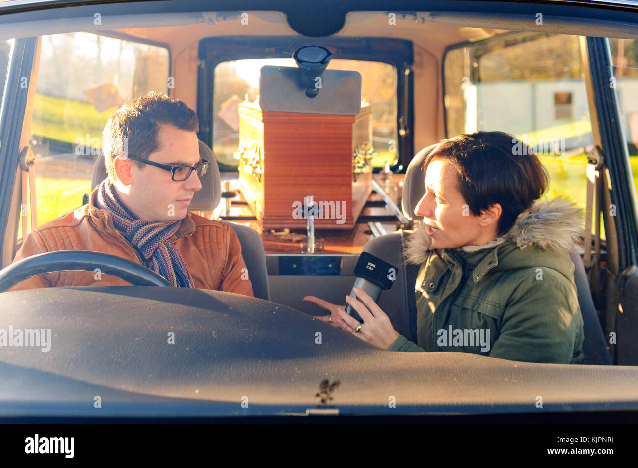 Wirral, Regno Unito. Il 28 novembre 2017. In seguito all'enorme successo della loro campagna di crowdfunding, smashing loro £3.000 bersaglio, i creatori di 'Morbid', un sitcom indipendente da Merseyside società di produzione, prendere la torta Productions, sono intervistato da BBC Radio Merseyside. Sitcom è scritto da, e stelle, Michael Dee. © Paul Warburton Foto Stock