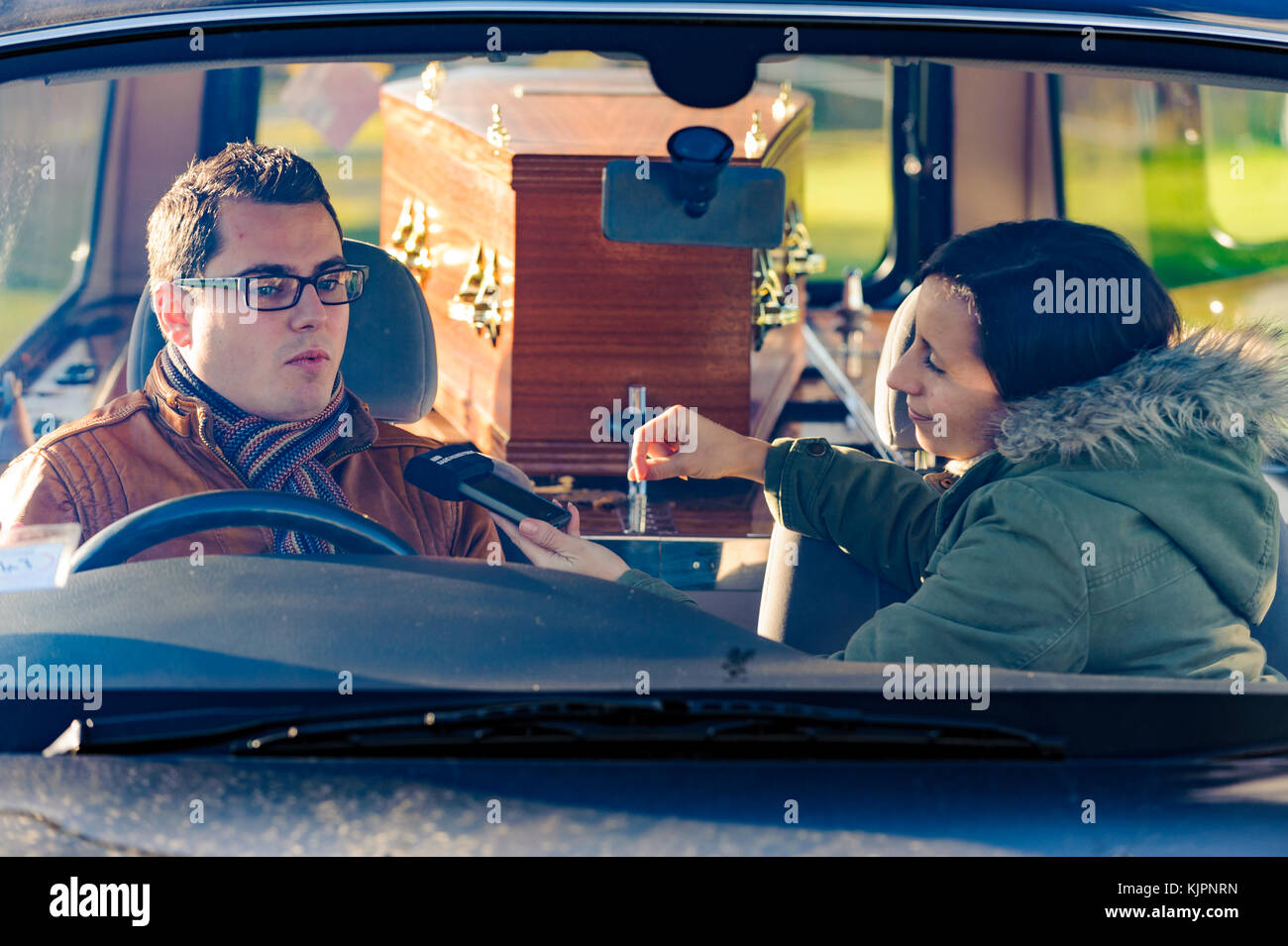 Wirral, Regno Unito. Il 28 novembre 2017. In seguito all'enorme successo della loro campagna di crowdfunding, smashing loro £3.000 bersaglio, i creatori di 'Morbid', un sitcom indipendente da Merseyside società di produzione, prendere la torta Productions, sono intervistato da BBC Radio Merseyside. Sitcom è scritto da, e stelle, Michael Dee. © Paul Warburton Foto Stock