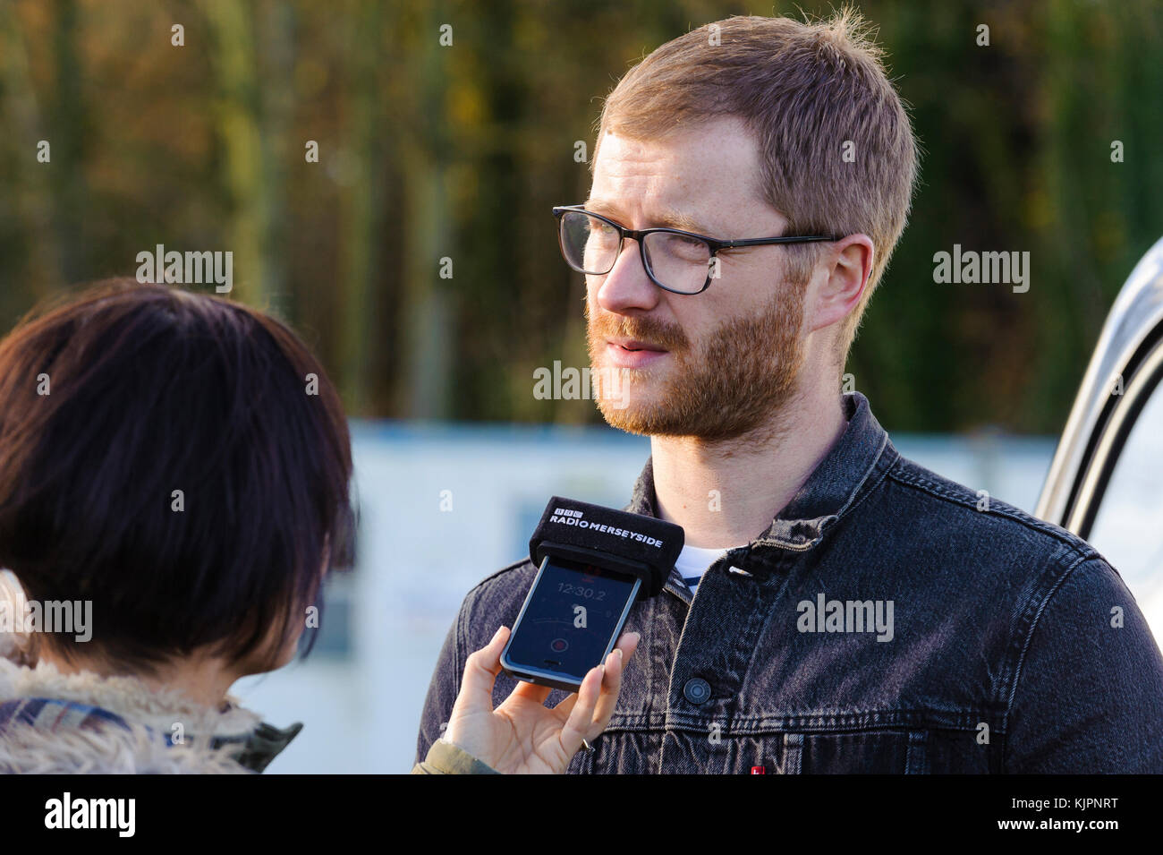 Wirral, Regno Unito. Il 28 novembre 2017. In seguito all'enorme successo della loro campagna di crowdfunding, smashing loro £3.000 bersaglio, i creatori di 'Morbid', un sitcom indipendente da Merseyside società di produzione, prendere la torta Productions, sono intervistato da BBC Radio Merseyside. Sitcom è scritto da, e stelle, Michael Dee. Nella foto è concedere Ryan Leyton. © Paul Warburton Foto Stock